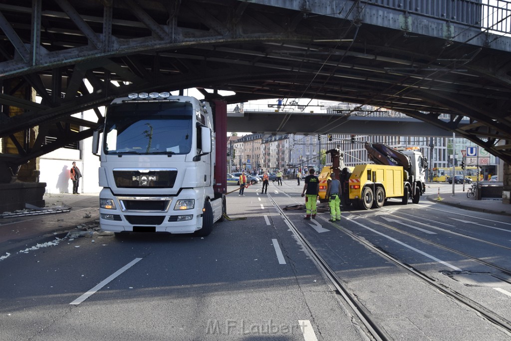 LKW blieb unter Bruecke haengen Koeln Deutz Opladenerstr Deutz Muelheimerstr P093.JPG - Miklos Laubert